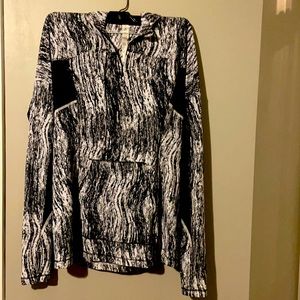 Lululemon black and white pullover jacket size 6